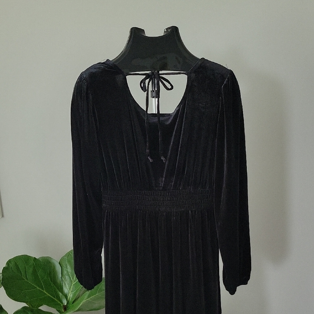 Elegant Black Velvet Maxi Dress - Picture 3 of 5